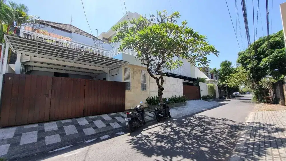 Disewakan rumah 2 lantai di kawasan elite renon Denpasar