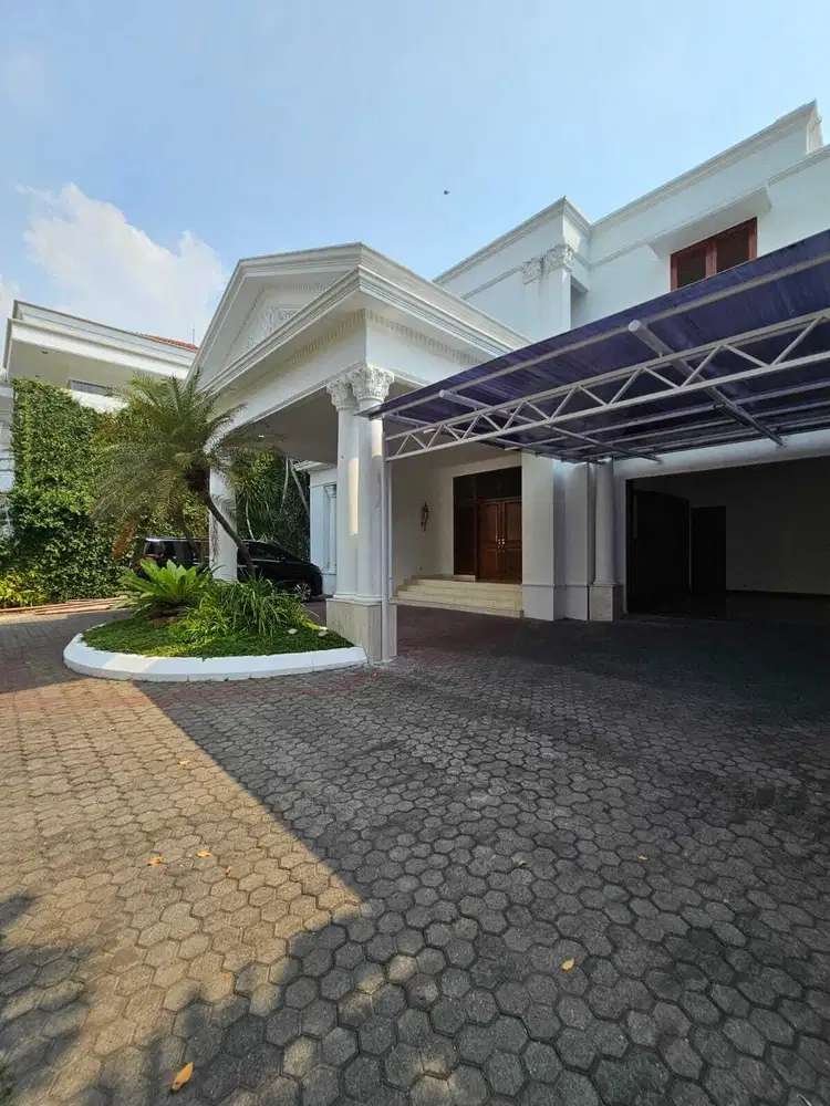 Rumah Siap Huni 2 Lantai dengan Taman Dan Pool, Halaman Luas