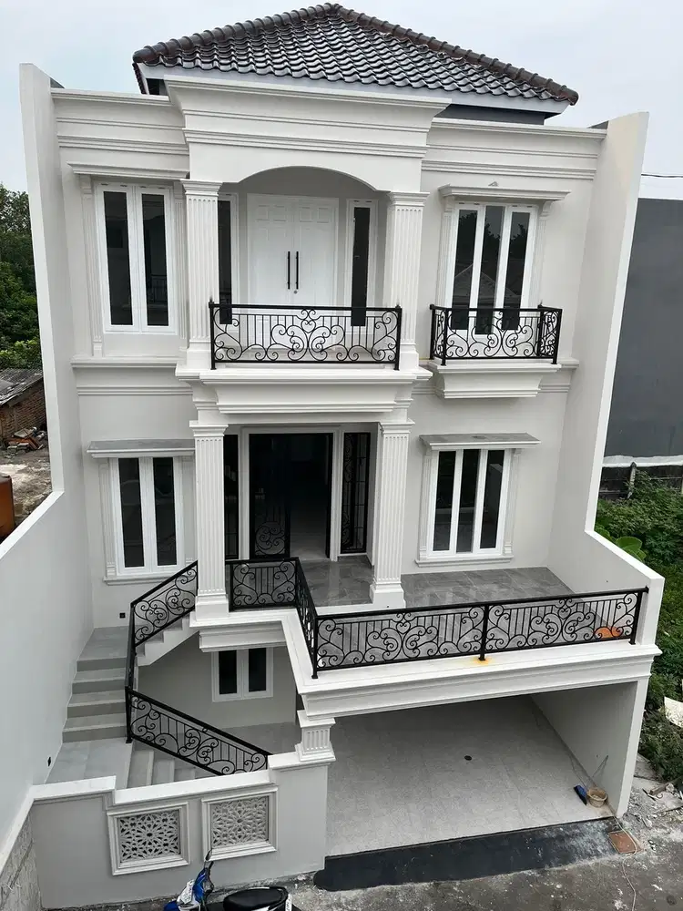 RUMAH BARU MEWAH 3 LANTAI CLASSIC CLUSTER STRATEGIS DI JAGAKARSA