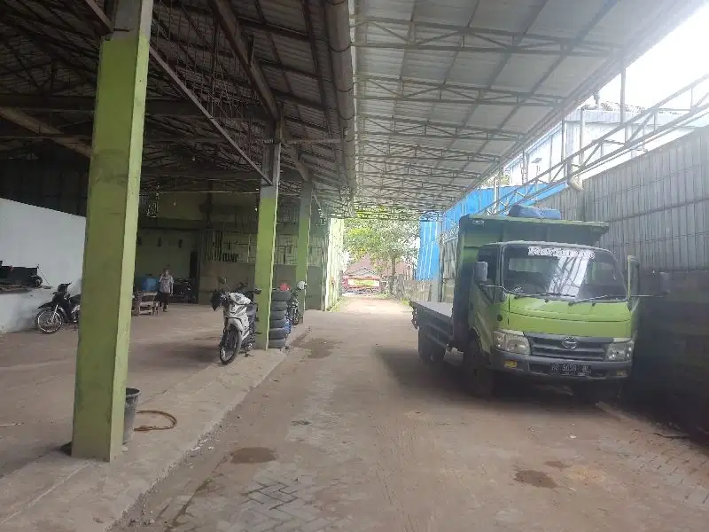 Tanah beserta Gudang Besar Siantan