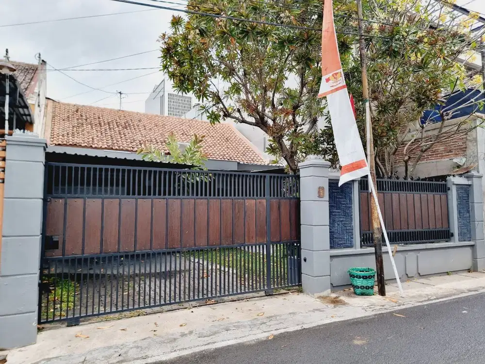 Rumah Mewah Luas Asri Ada Halaman & Taman di Tengah Kota Solo