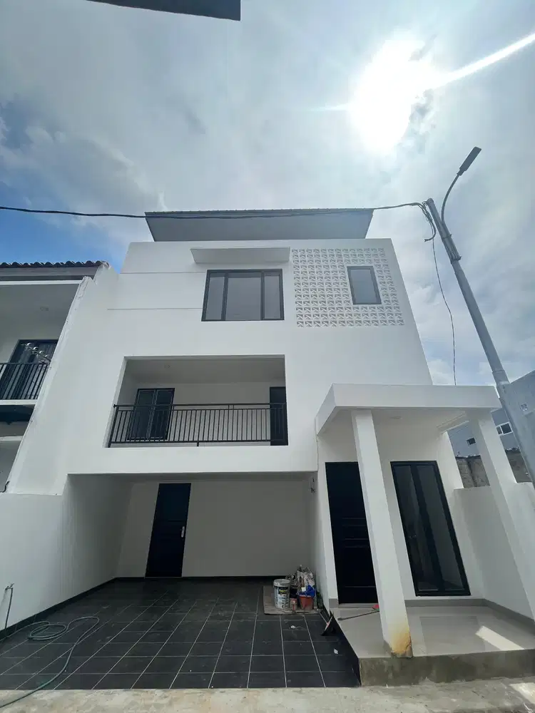 JUAL RUMAH BARU 2,5LANTAI DLM CLUSTER AKSES 2 MBL KALISARI CIJANTUNG