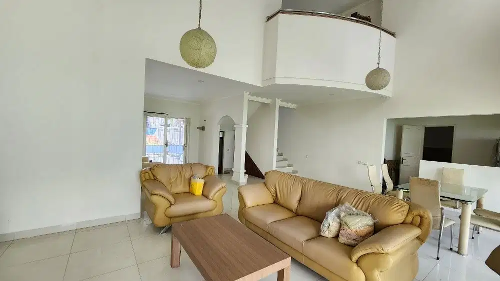 Rumah siap huni di jalan boulevard 2 jalur di Puspita Loka BSD CIty