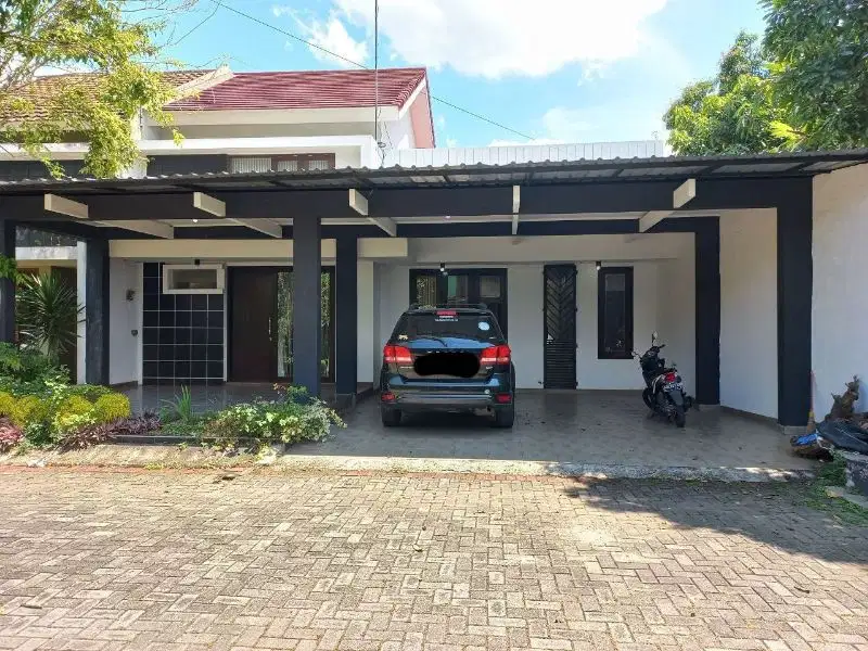 rumah cluster luas pojok tepi jalan Adi Sucipto Colomadu