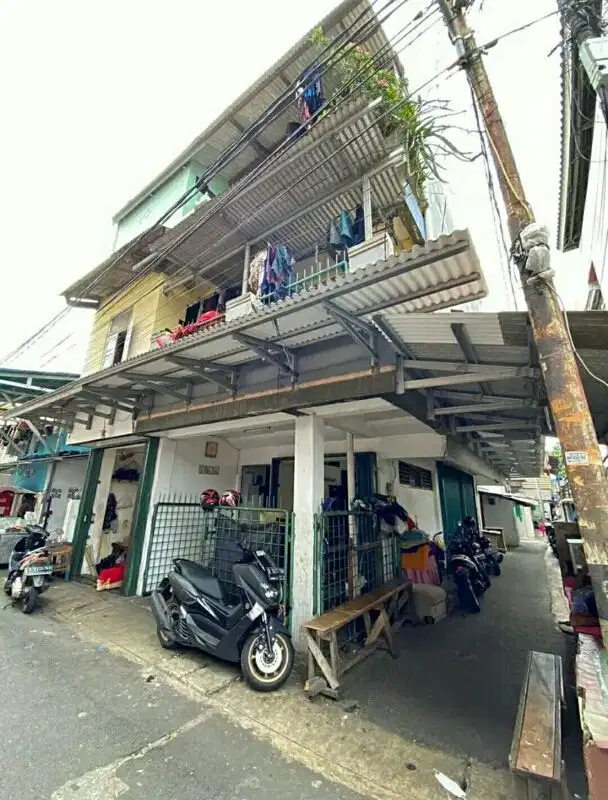 Dijual Kost-kosan 20 kamar + 4 kios 3 Lantai Strategis.