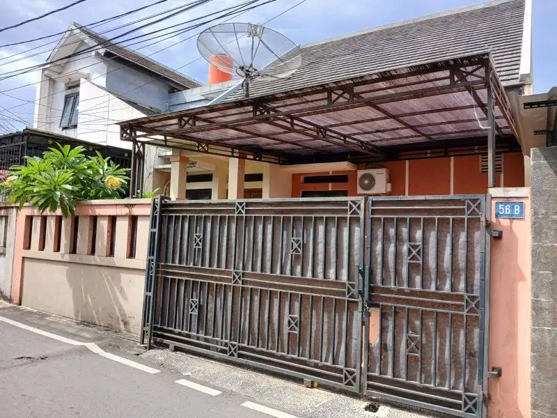 Dijual Rumah Bagus Kokoh 1.5 Lt pinggir jalan 2 mobil di Condet JakTim