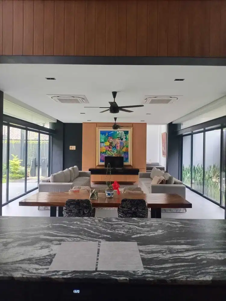 Dijual Rumah Elegan 2 Lantai, Ada Rooftop & Lahan Pool di