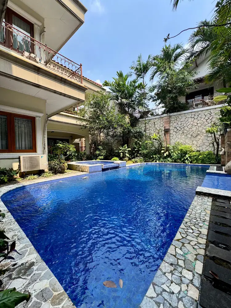 DIJUAL RUMAH 2 LANTAI MODERN CLASSIC LOKASI AMPERA, JAKARTA SELATAN.