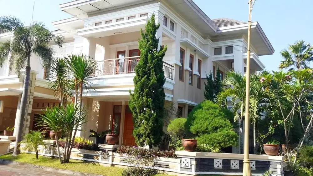 Rumah mewah perum elit dekat kota