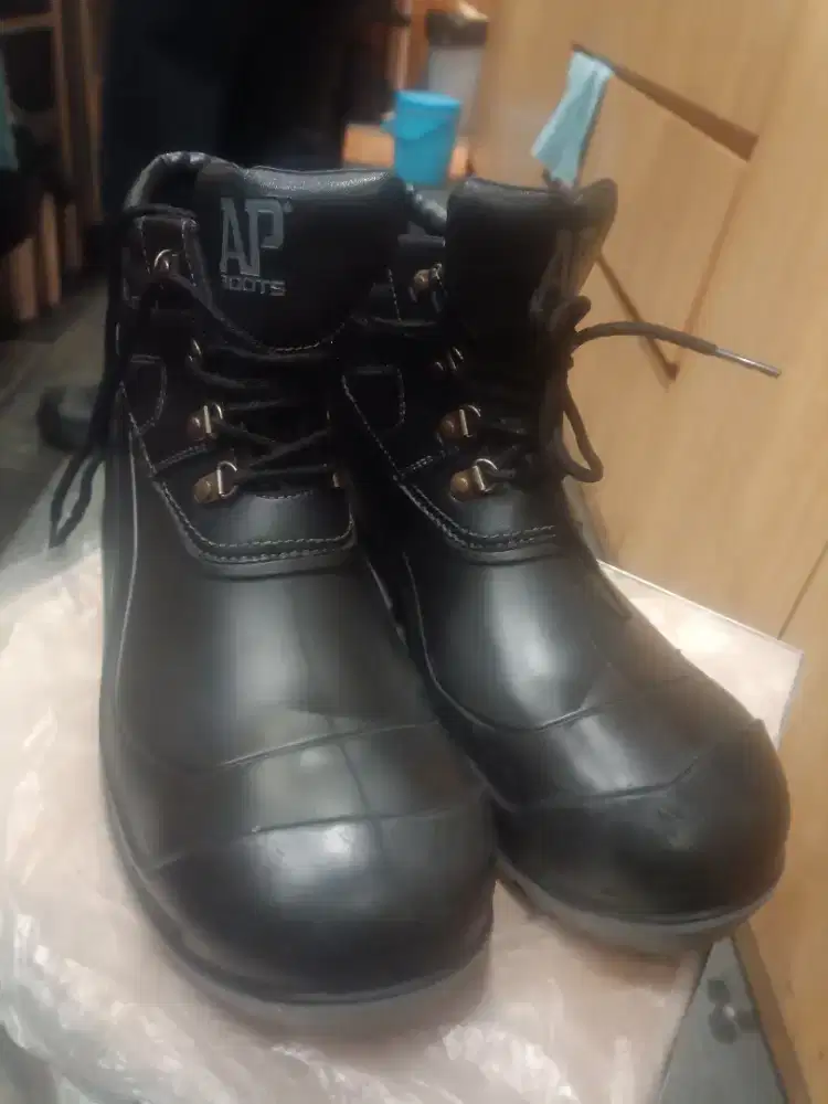 Sepatu safety muluss