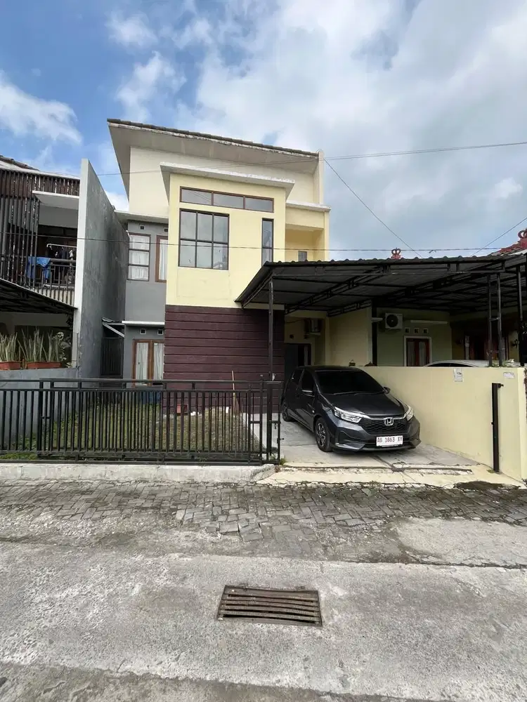 dijual rumah di sleman dekat UGM dan hotel hyatt jln damai jakal km 8