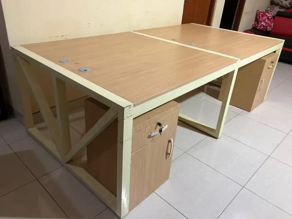 Dibeli Meja kantor/meja meeting bekas anda