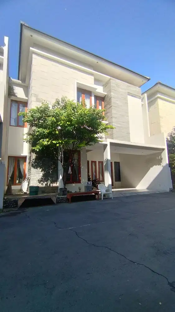 Rumah Mewah Furnish Tengah Kota Solo 2 Lantai dalam Cluster