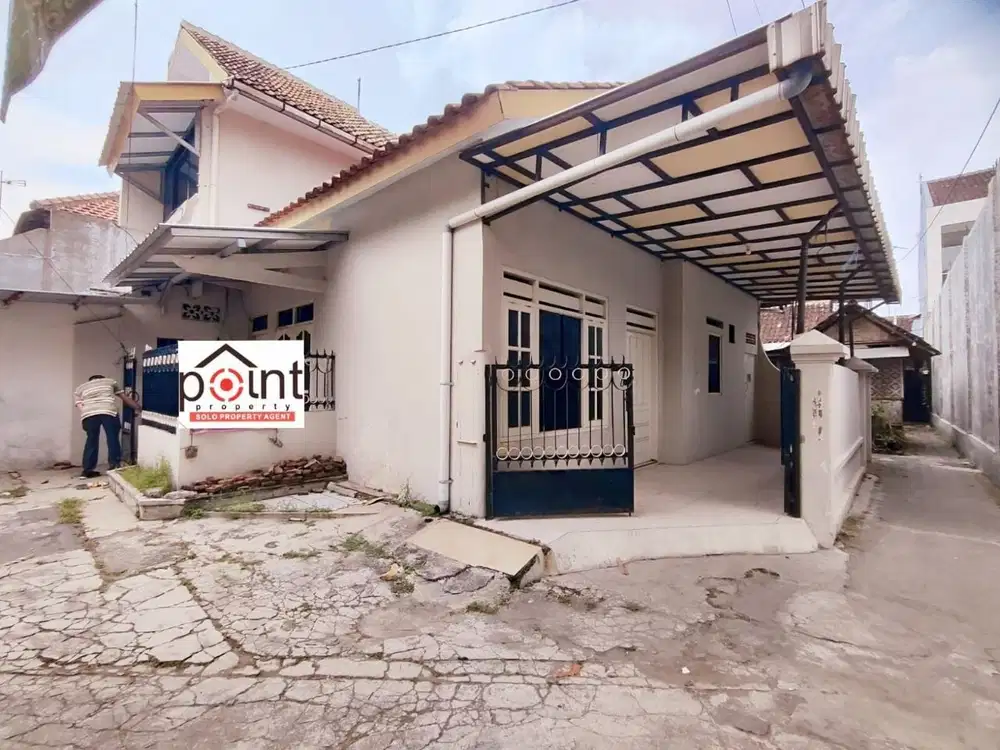 Rumah Cantik Pagar di Joyosuran Tengah Kota Solo