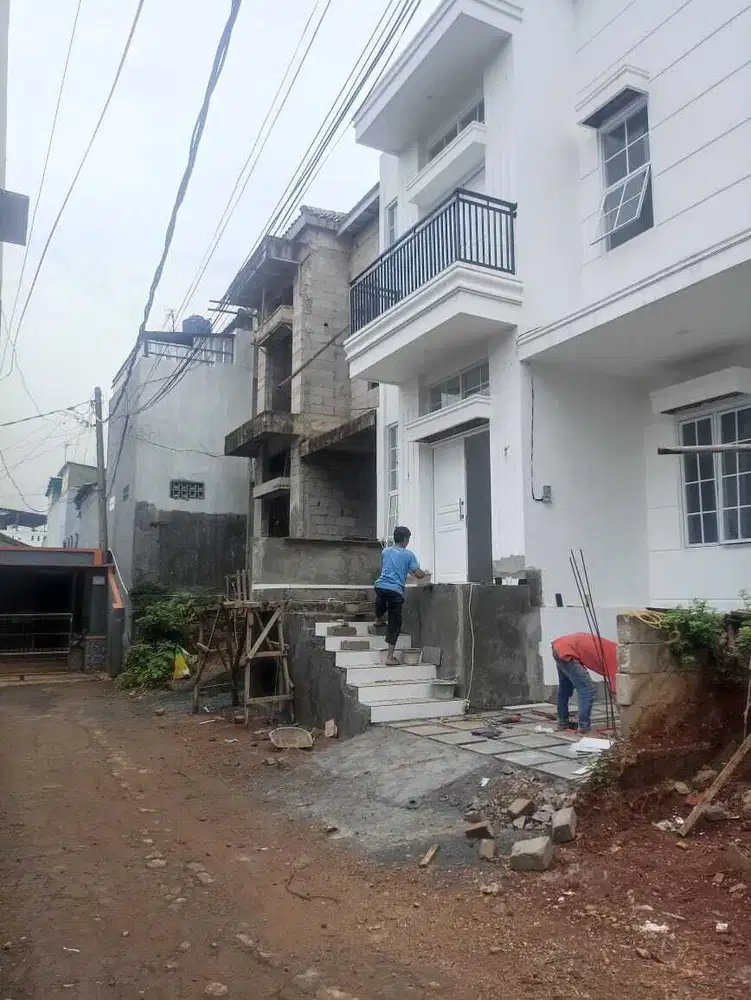 Rumah Cantik 2 Lt Srategis  Dekat Toll Jorr,Toll Bmbu apus Jaktim