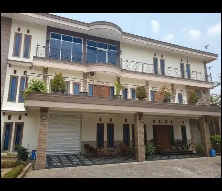 DIJUAL RUMAH MEWAH 3 Lantai DEKAT JAPUNAN MERTOYUDAN