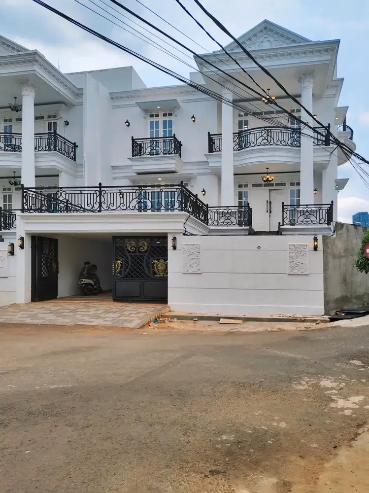 BRAND NEW LUXURY HOUSE 4 LANTAI SIAP HUNI STRATEGIS DI CILANDAK JAKSEL