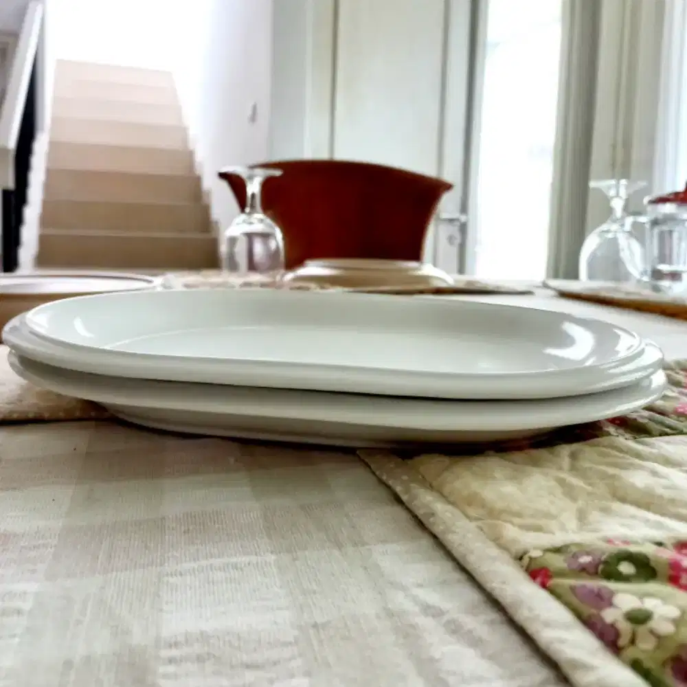 2 pcs piring saji oval keramik, putih, ceper/flat, pinggiran tebal.
