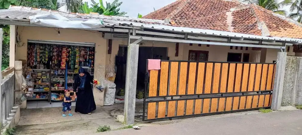 Rumah dan warung sembako pinggir jalan