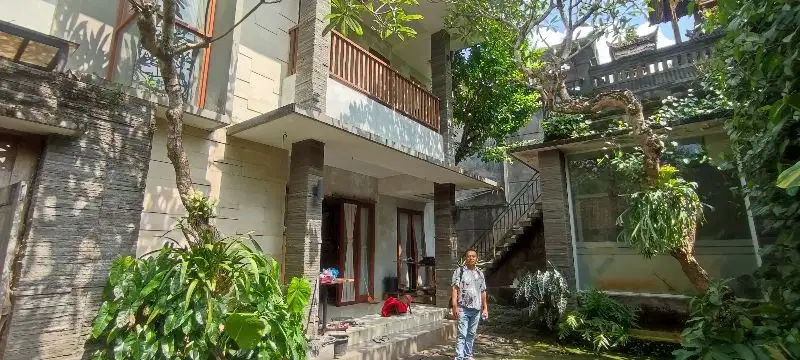 Rumah pinggir sungai asri