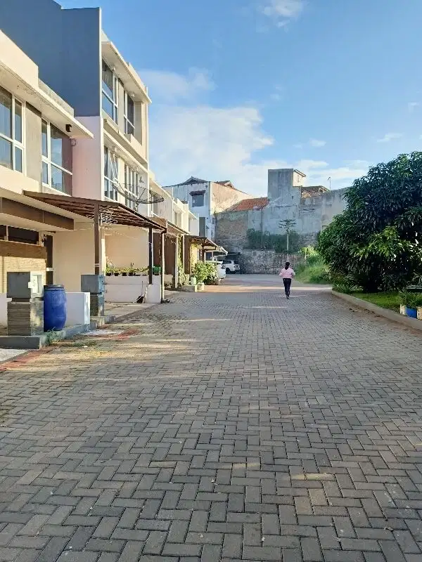 Disewakan Rumah 4 kmr , 2 lt, pasteur ,murah