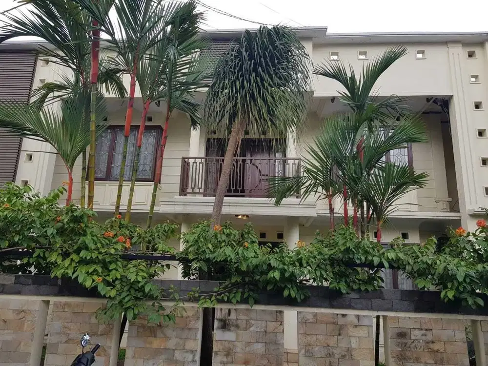 Disewakan rumah bagus full parket di tirtasari setraduta bandung