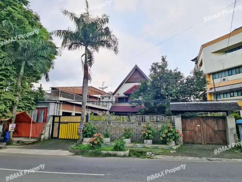 RUMAH POROS JALAN DIENG MALANG,COCOK USAHA,KANTOR,PARKIR 10 MOBIL