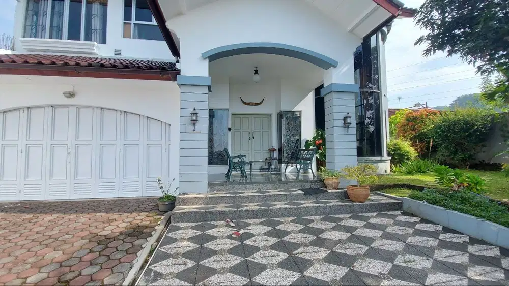 Dijual rumah Belanda di setiabudhi regency konsep semi Belanda
