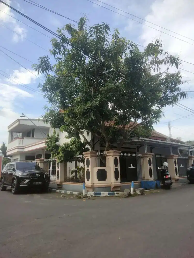 TOKO DAN RUMAH 2 LANTAI DEKAT ARMED JALAN LETJEN SUPRAPTO KEBONSARI