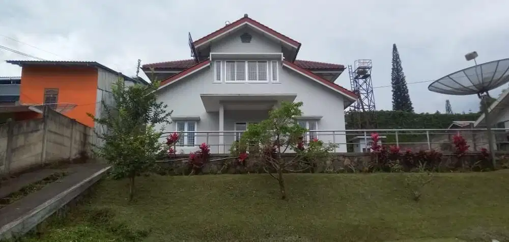 Villa Asri Taman Luas Di Kawasan Cisarua Puncak Bogor Jawa Barat