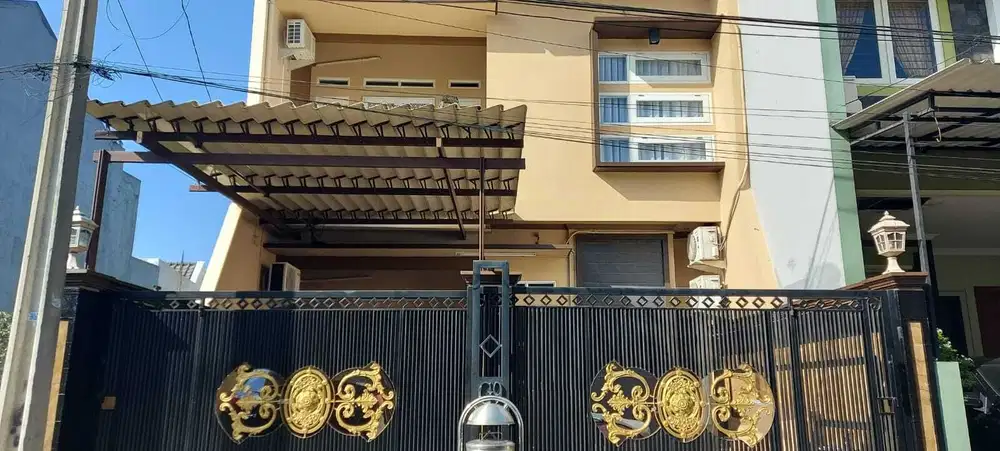 Disewakan rumah bagus dlm komplek siap huni 2 lt akses 2 mbl di Condet