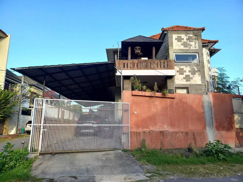 Rumah Mewah Posisi Hook di Gatot Subroto Barat