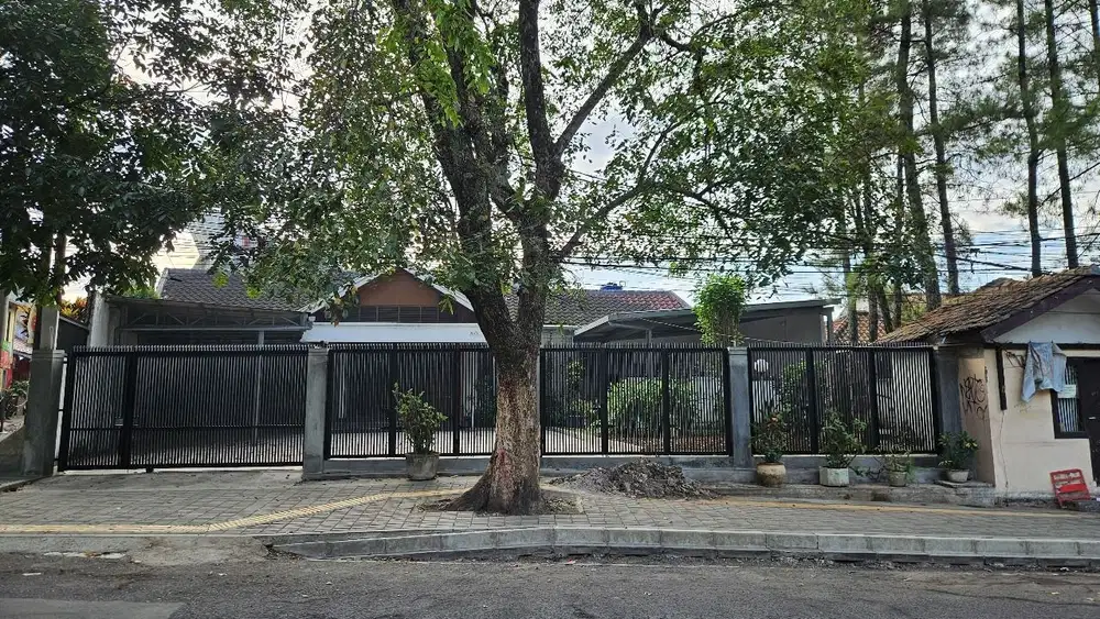 Disewakan Rumah Cocok Untuk Kantor Tempat usaha Di Mainroad Pahlawan