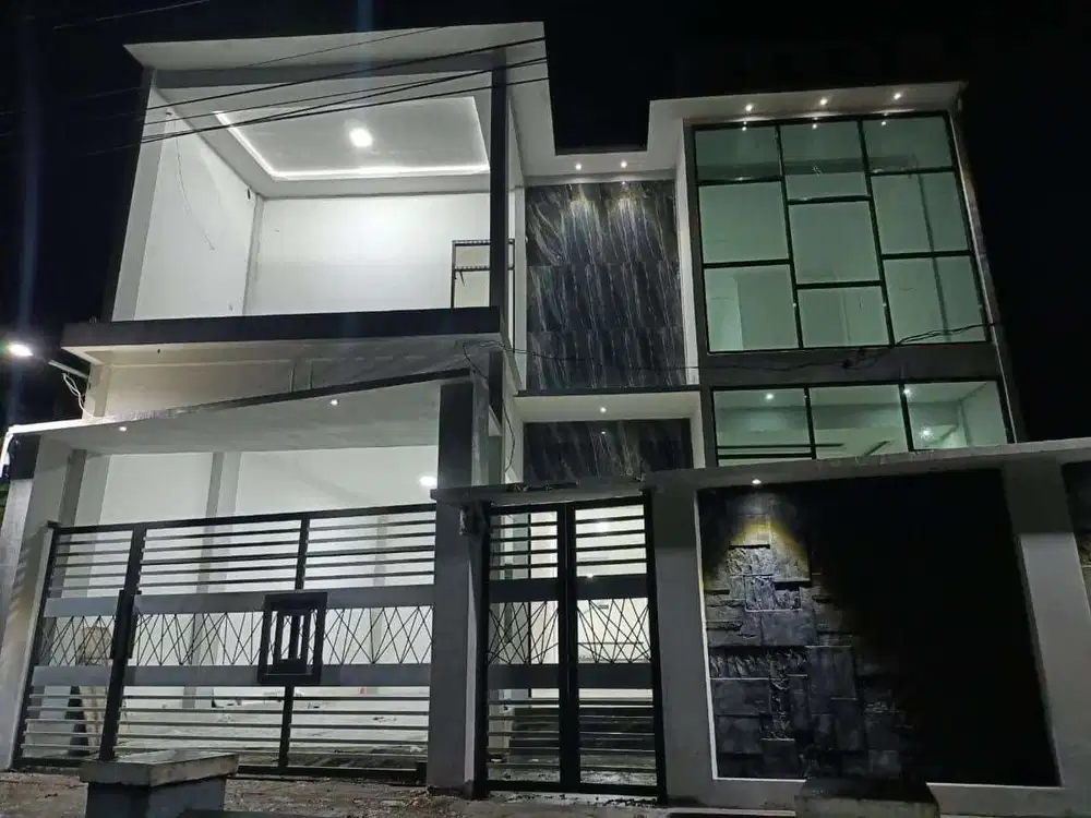 Dijual Villa 3 lantai dekat wisata Taman Ganjaran Mojokerto