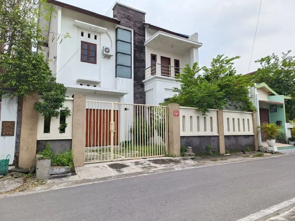 Rumah sumber solo kota halaman luas strategis 2 menit ke manahan