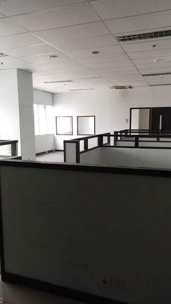 DISEWAKAN OFFICE PARTISI DI WISMA UDAYA