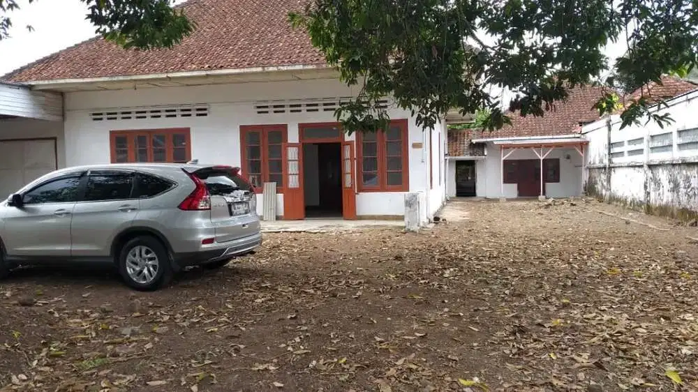 RUMAH VINTAGE SUPER LUAS DAN KOKOH DEKAT ALUN-ALUN KOTA JEMBER