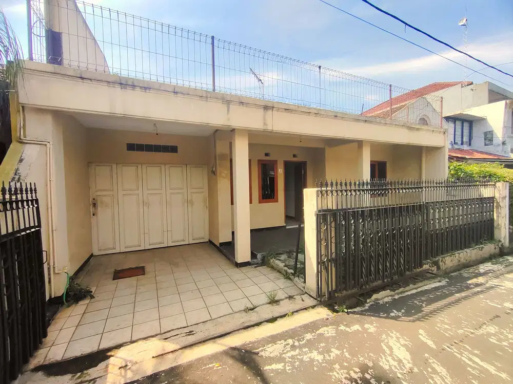 JUAL CEPAT Rumah Luas Tengah Kota di Jalan Karasak Tengah, Bandung