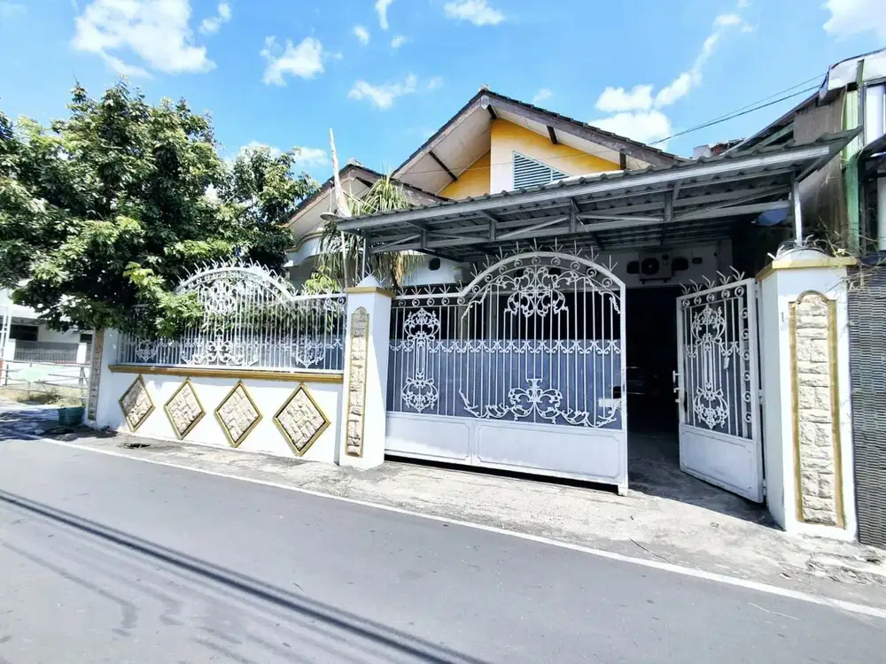 Rumah luas dekat luwes Gentan jalan lebar simlangan