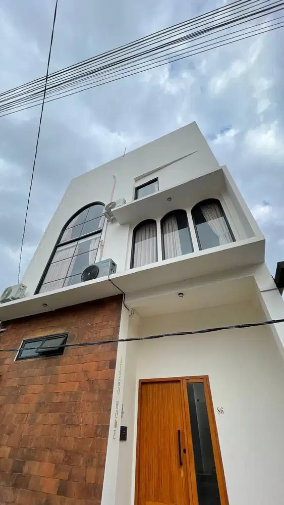 rumah baru 3 lantai di Kerobokan Canggu,strategis area