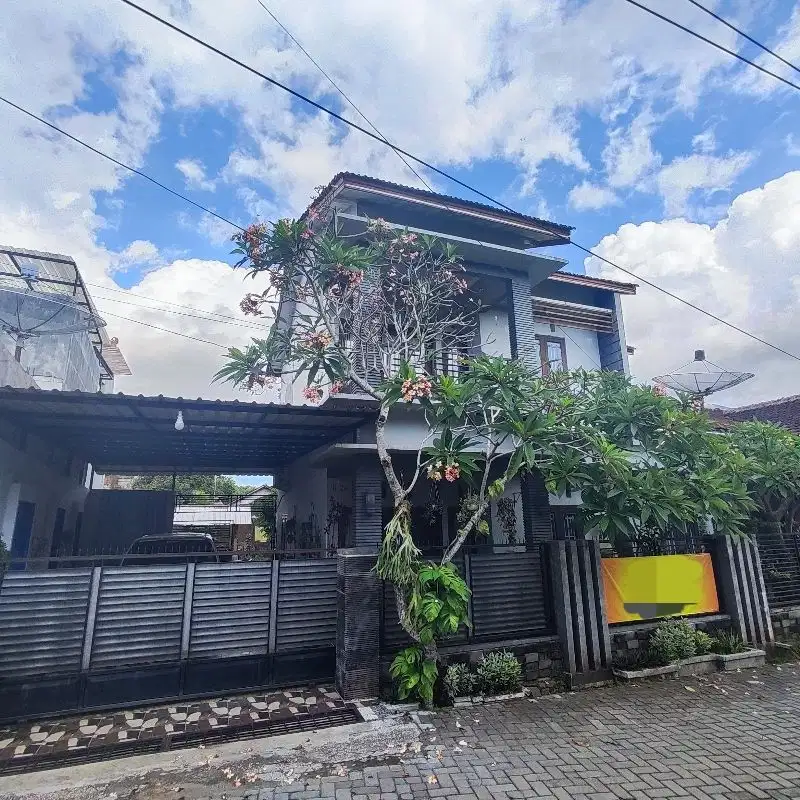 RUMAH HOOK 2 LANTAI GARASI MUAT 6 MOBIL JUBUNG JEMBER