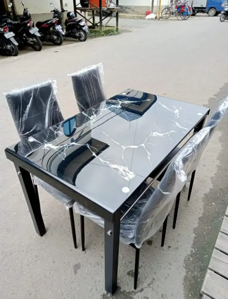 Meja makan siap antar