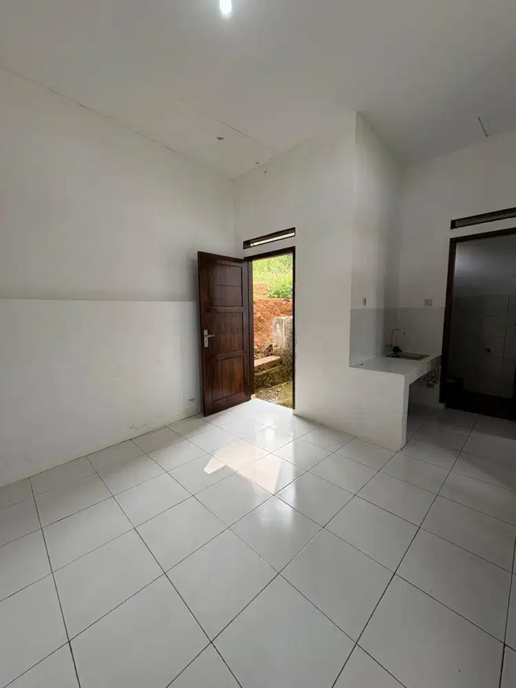 Rumah datar pinggir jalan desa