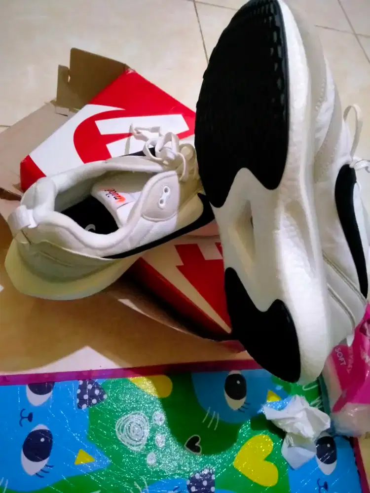 sepatu nike kondisi msh baru di jual karna size kebesaran