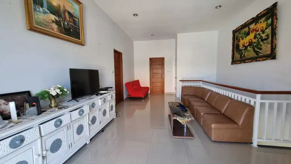 FOR RENT RUMAH BAGUS 2LT 3BR LOKASI STARTEGIS DI KAWASAN RENON