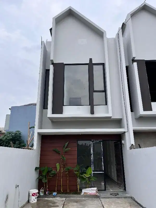 Rumah Mewah 2 Lantai Siap Huni! 2 Carpot Akses Premium Bebas Banjir