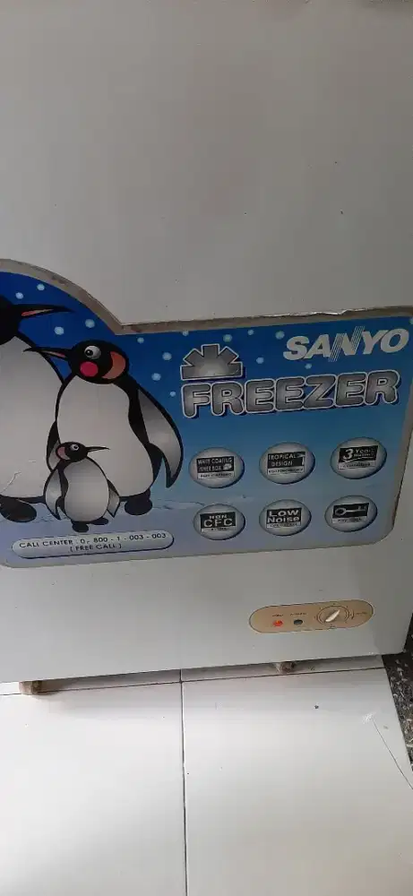 Feeezer sanyo / lemari pembeku