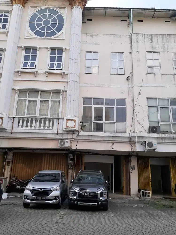 Disewakan Rukan 3,5 lantai di dalam komplek rukan crown palace tebet