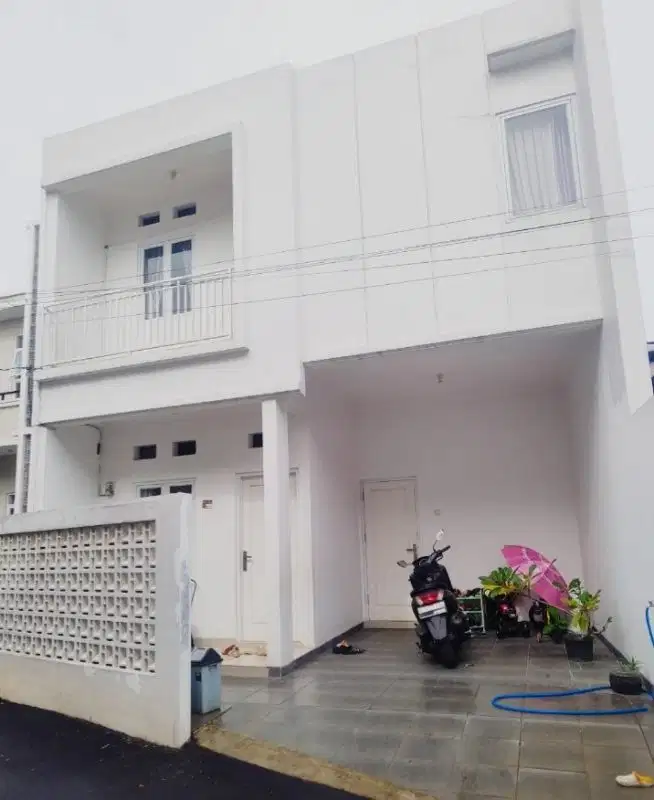 Rumah cantik dalam Cluster semi furnished  akses 2 mobil condet