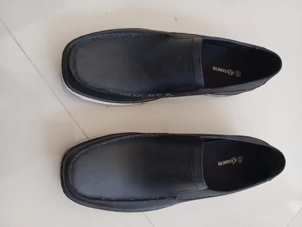Sepatu pria bahan karet